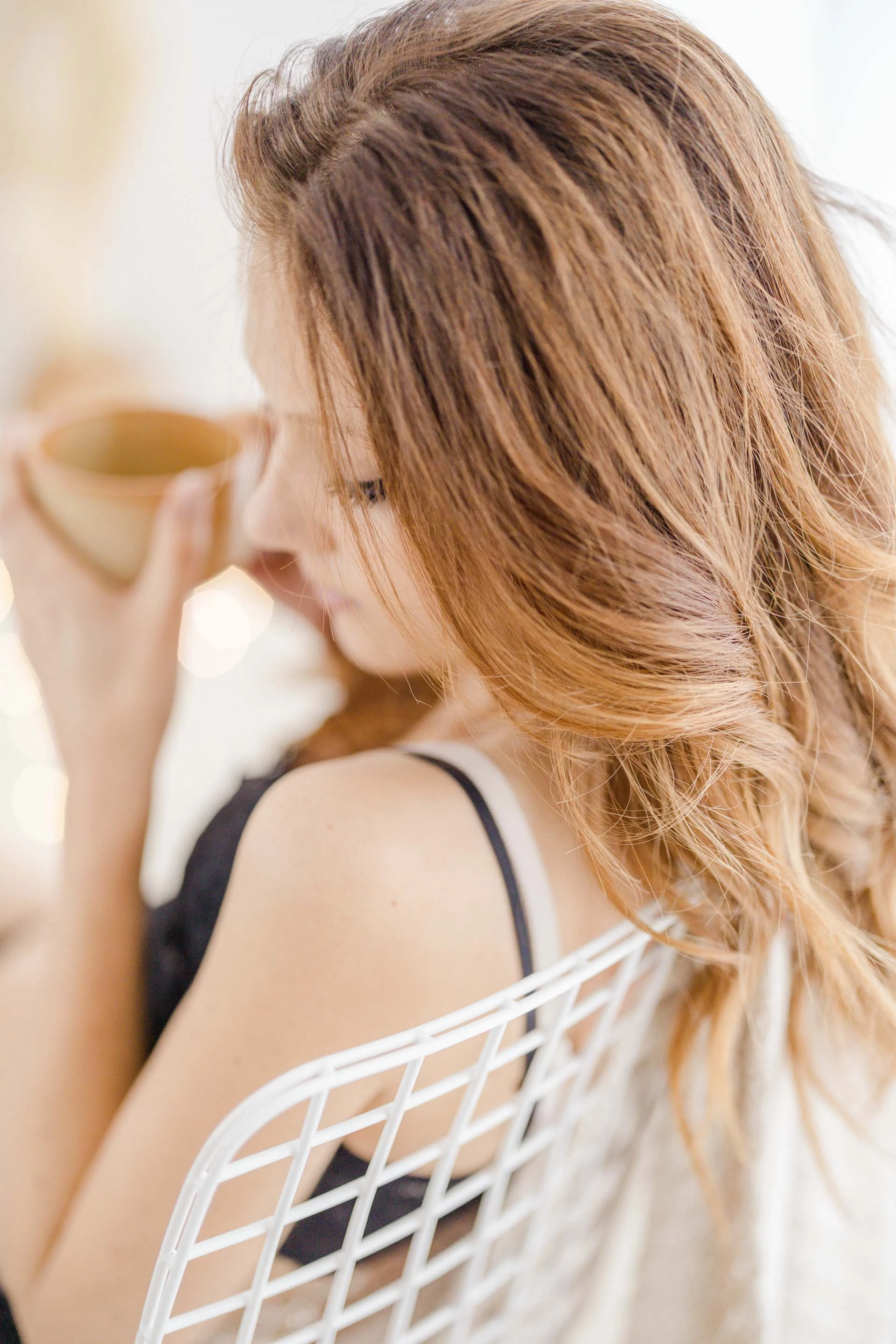 cheveux longs poignet marron gris studio